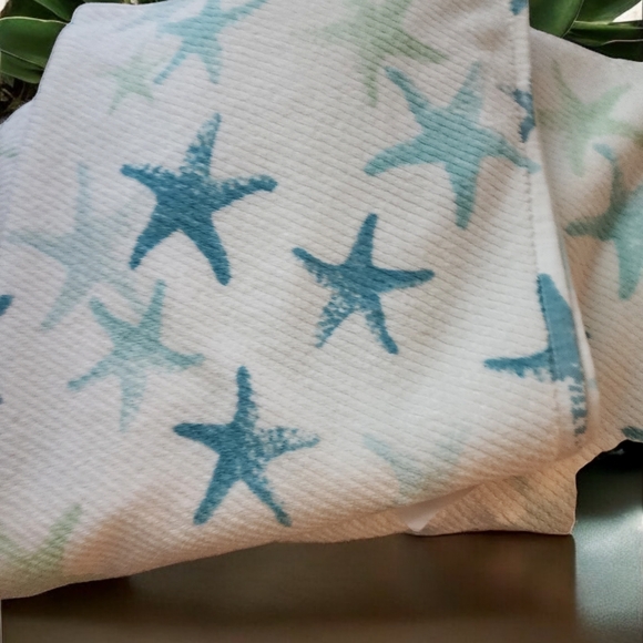Cupcakes and Cashmere Textured Starfish 2 Bath Towels Aqua White - Picture 3 of 3